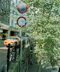 118612 Afbeelding van een verkeersbord bevestigd aan de werfmuur langs de Oudegracht te Utrecht; op de achtergrond de ...